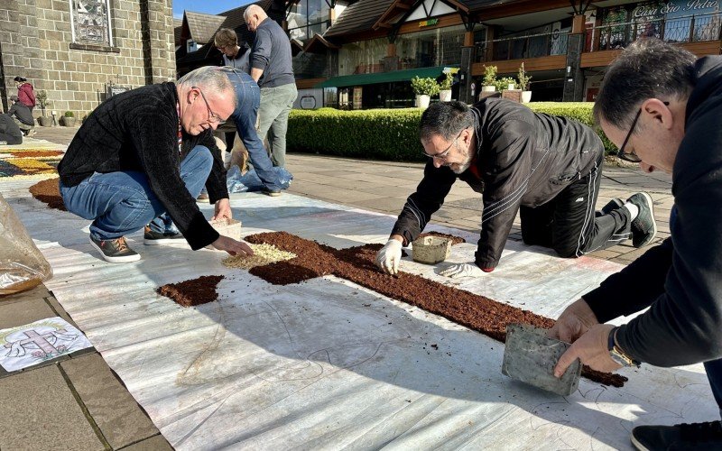 Tapete solidÃ¡rio com alimentos foi forma de celebrar Corpus Christi no bairro VÃ¡rzea Grande, em Gramado