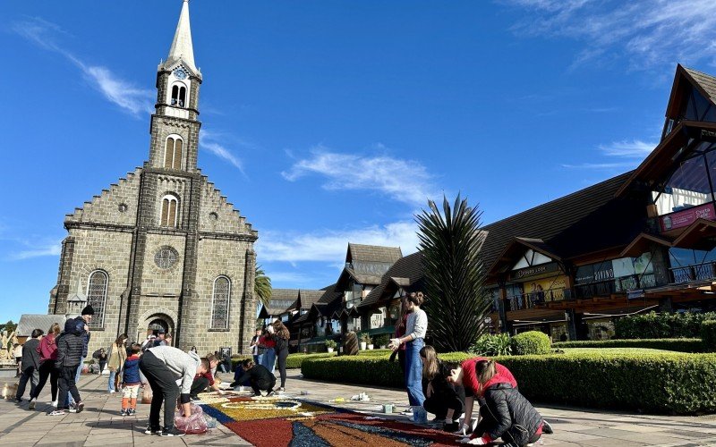 Tapetes de serragem em comemoraÃ§Ã£o a Corpus Christi foram confeccionados na matriz