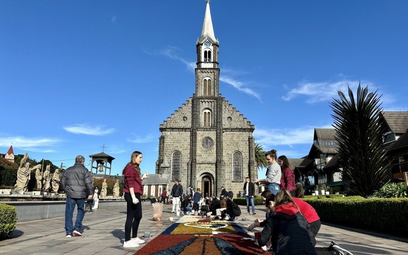 Tapetes de serragem em comemoraÃ§Ã£o a Corpus Christi foram confeccionados na frente da Igreja SÃ£o Pedro, no Centro de Gramado