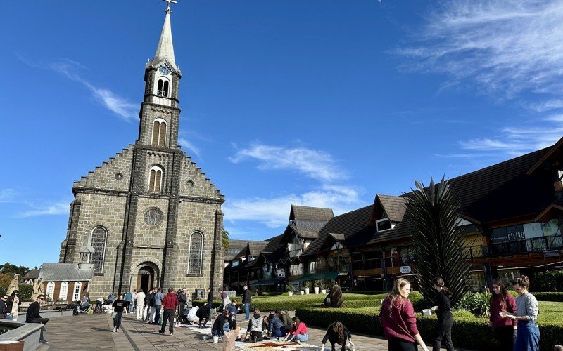 Tapetes de serragem em comemoração a Corpus Christi serão confeccionados na frente da igreja São Pedro, no Centro de Gramado
