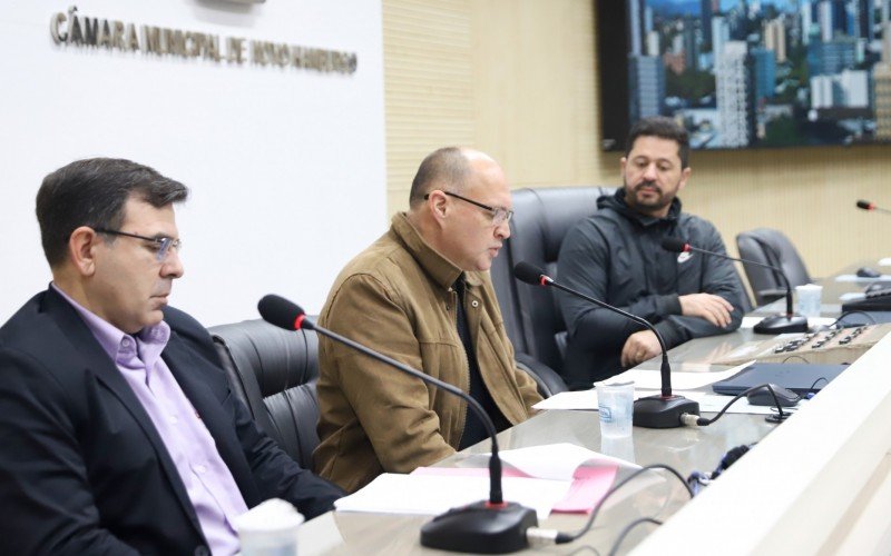 O contador Valdelino de Abreu e Fernando Gilnei da Silva, diretor de Contabilidade da Prefeitura, apresentaram o balaço durante audiência pública conduzida pela vereador Raizer Ferreira (PSDB | abc+