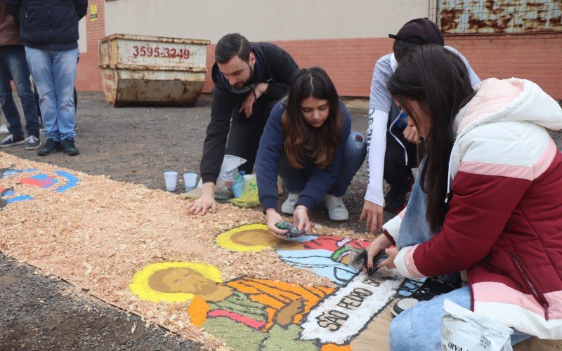 Confecção de tapetes na Paróquia Nossa Senhora das Graças