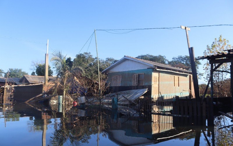 Água preta toma conta da Vila Palmeira