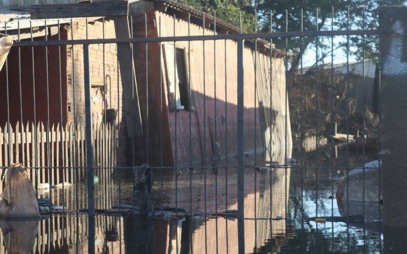 Água preta toma conta da Vila Palmeira