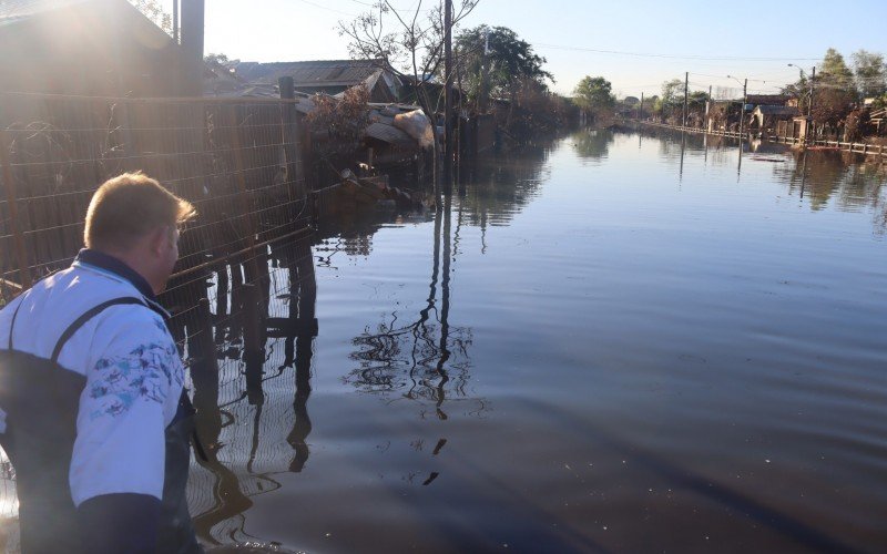 Sidinei ajuda moradores levando-os de barco