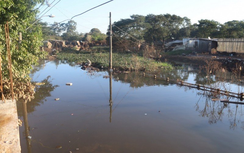 Água preta toma conta da Vila Palmeira