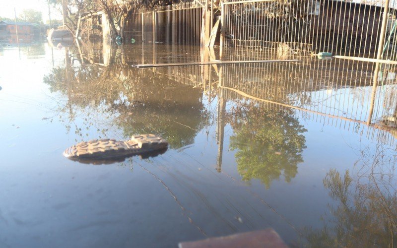 Água preta toma conta da Vila Palmeira