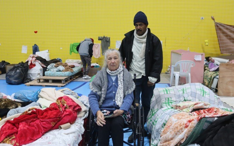 Irene Puhl e seu cuidador Ivan Sérgio