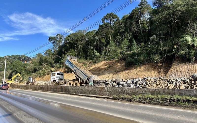 Muro de pedra será construído para segurar o deslizamento