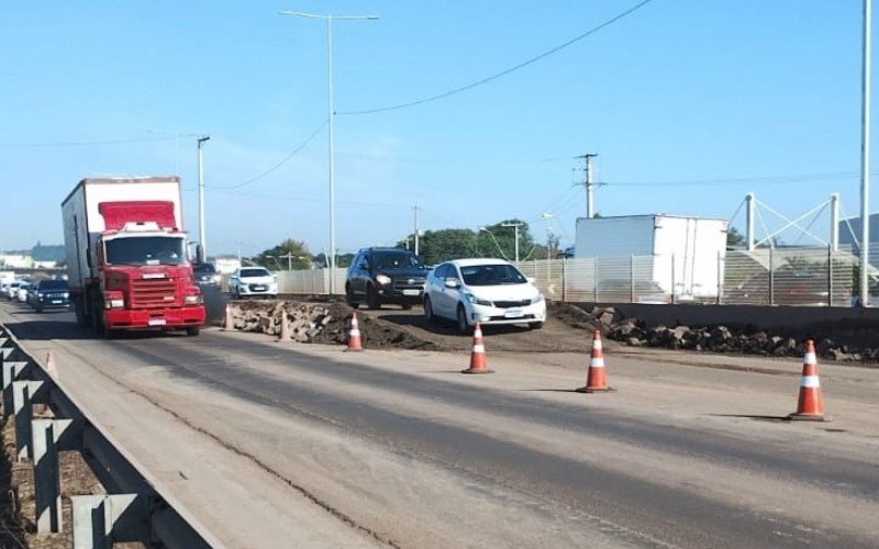 Fim da pista emergencial aterrada na BR-116 logo após às pontes do Sinos, sentido capital-interior