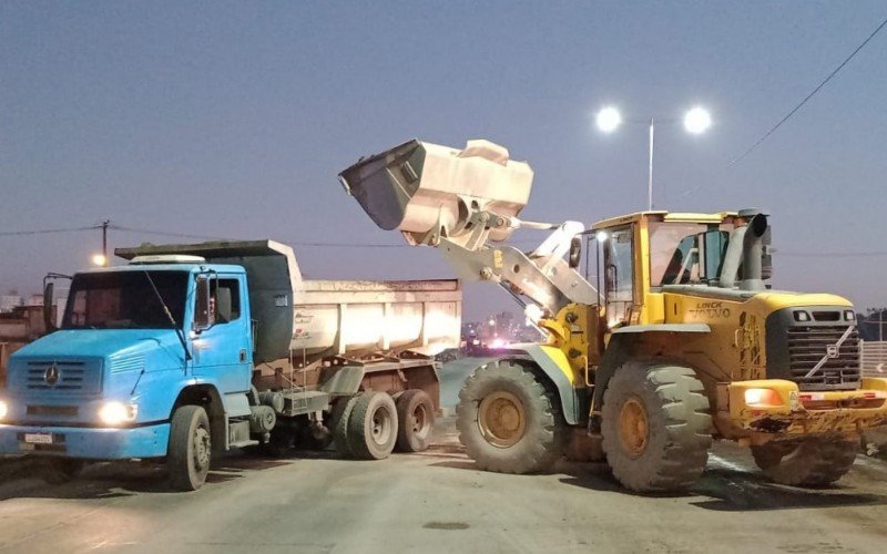 Pista de chão batido construída sobre a BR-116 em São Leopoldo é retirada