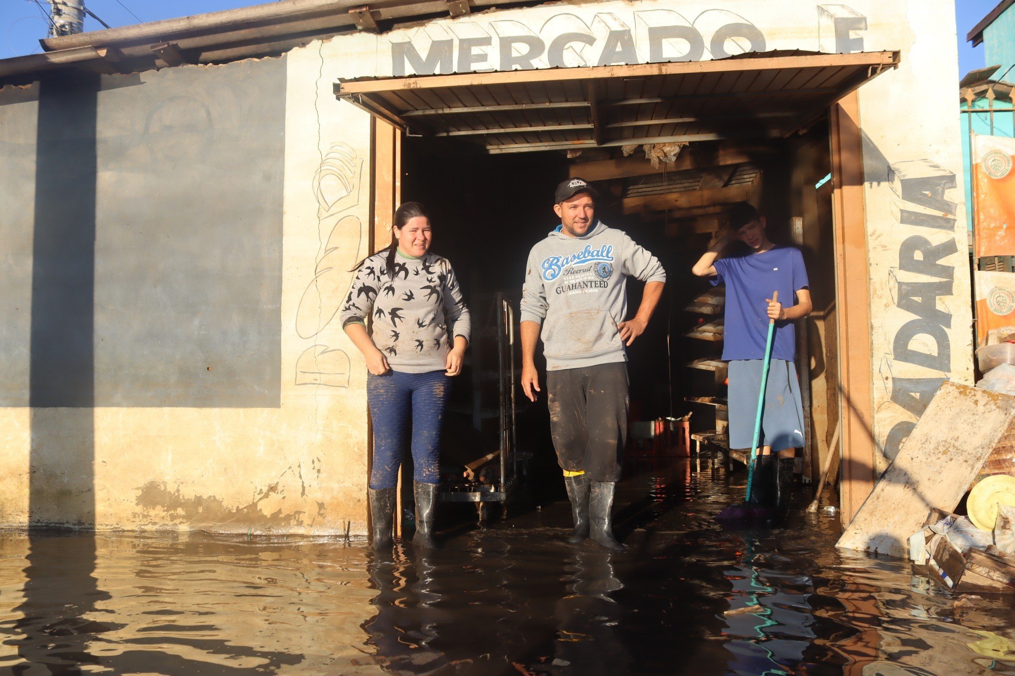CATÁSTROFE NO RS: "Água preta" traz preocupações a quem busca um recomeço na Vila Palmeira; veja imagens