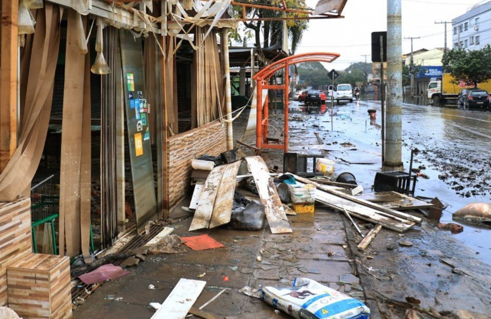 Carro ligado revela 10 saqueadores de supermercado atingido por enchente; entenda