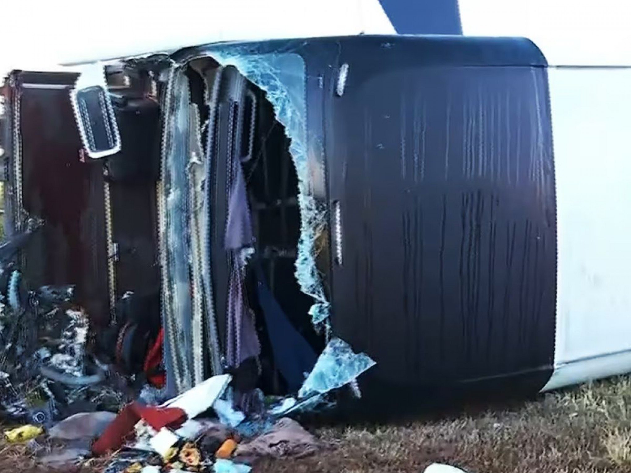 ACIDENTE DE TRÂNSITO: Ônibus de excursão tomba, mata motorista e deixa passageiros feridos