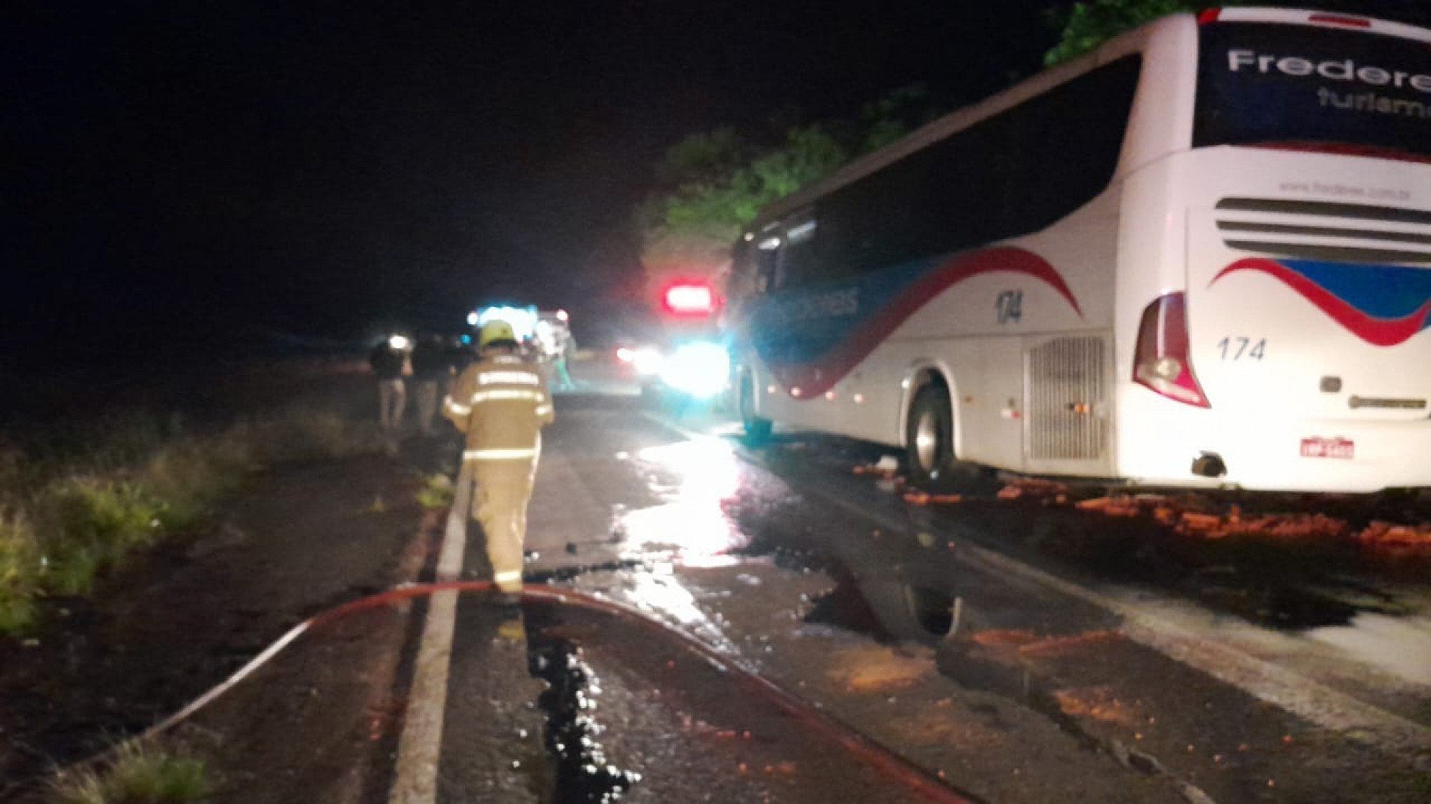 BR-116: Homem morre e 7 pessoas ficam feridas em acidente entre ônibus e caminhão em Tapes