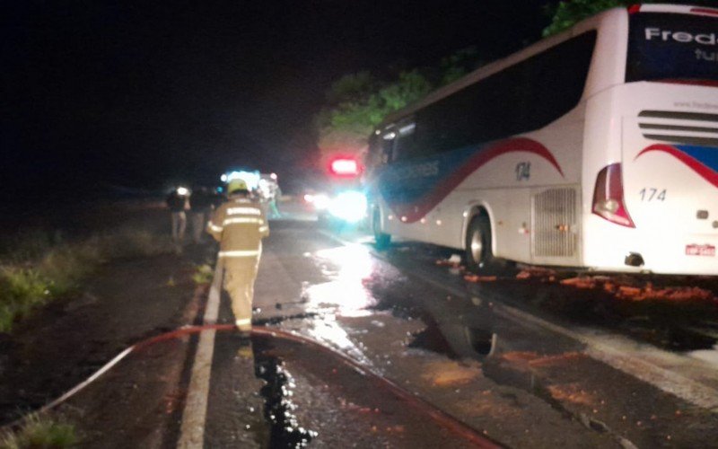 BR-116: Homem morre e 7 pessoas ficam feridas em acidente entre ônibus e caminhão em Tapes | abc+
