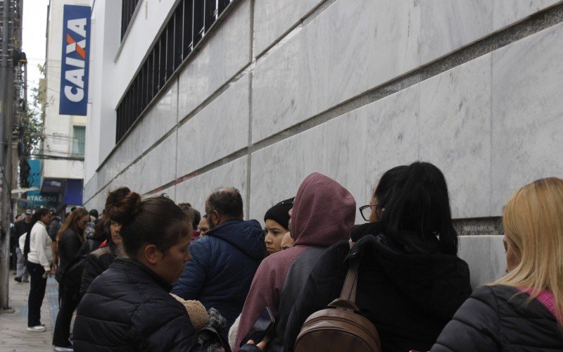 Na agência da Caixa Econômica no centro de Canoas, a fila chegava á esquina das ruas Quinze de Janeiro e Frei Orlando | abc+