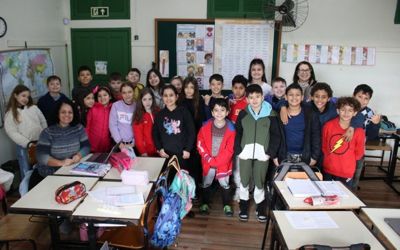 A professora Flávia Silva com os alunos do 4º Ano da Emeb Imperatriz Leopoldina | abc+