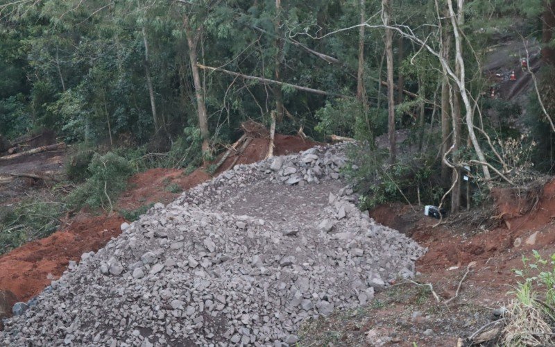 Recuperação está sendo feita com material retirado do km 236