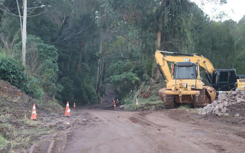 Recuperação está sendo feita com material retirado do km 236