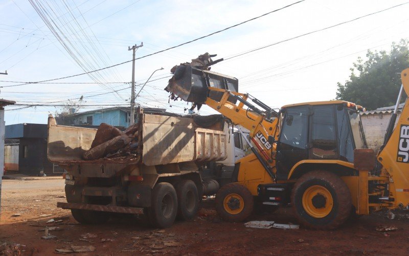 Recolhimento dos entulhos teve início nesta sexta-feira (31) após pedido dos moradores