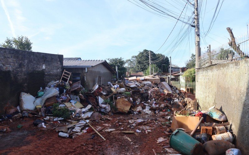 Rua está completamente intransitável