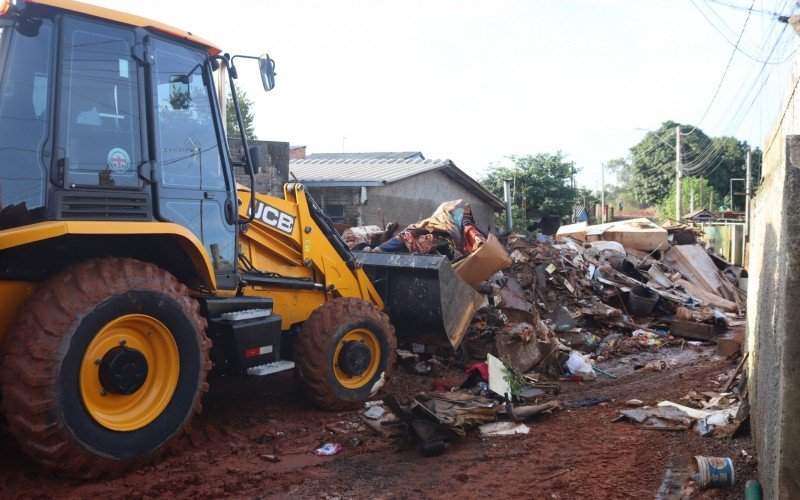 Recolhimento dos entulhos teve início nesta sexta-feira (31) após pedido dos moradores