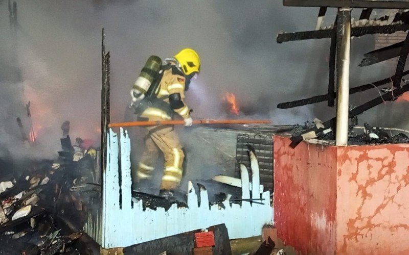 Incêndio destruiu totalmente casa no Maredial, em Canela