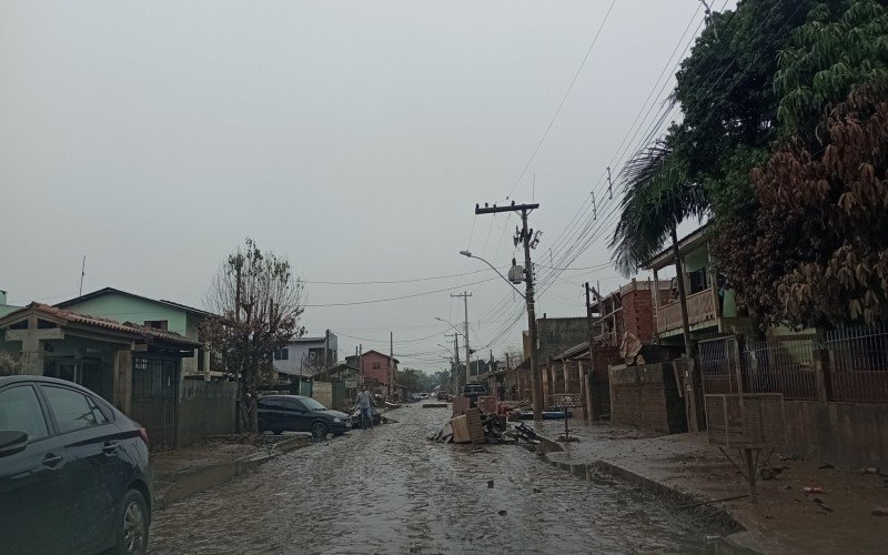 Em São Leopoldo, entulhos e muita lama e barro em ruas do bairro Campina, o qual perderá moradores por conta da enchente  | abc+