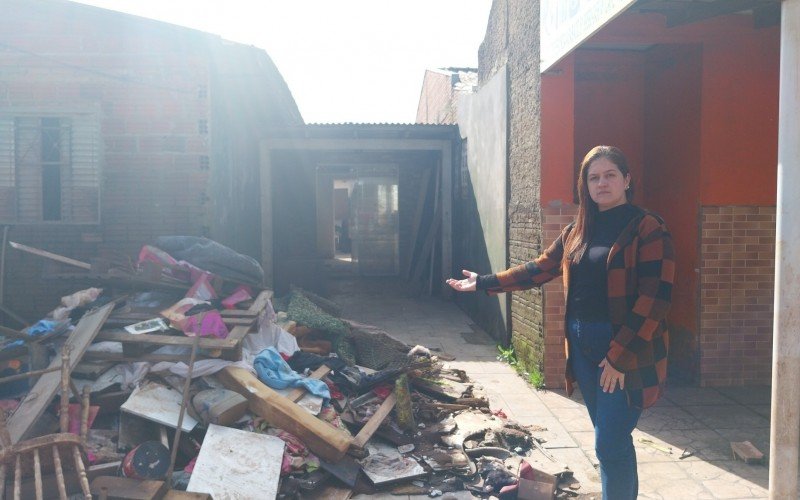 Na Rua San Martins, na Vila Esmeralda em Canudos, Mônica Tamires Brunner, em frente a casa atingida pela enchente | abc+