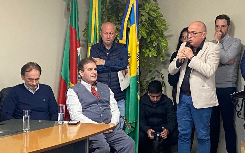 Prefeito de São Francisco de Paula, Marcus Aguzzolli, em reunião com o governador