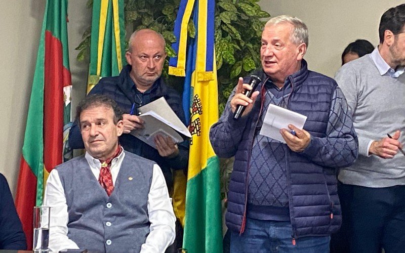 Prefeito de Canela, Constantino Orsolin, em reunião com o governador