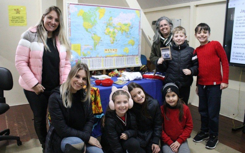 Parte dos alunos do 3º Ano com a professora Rosimeri e a equipe diretiva da Emeb São Jacó | abc+