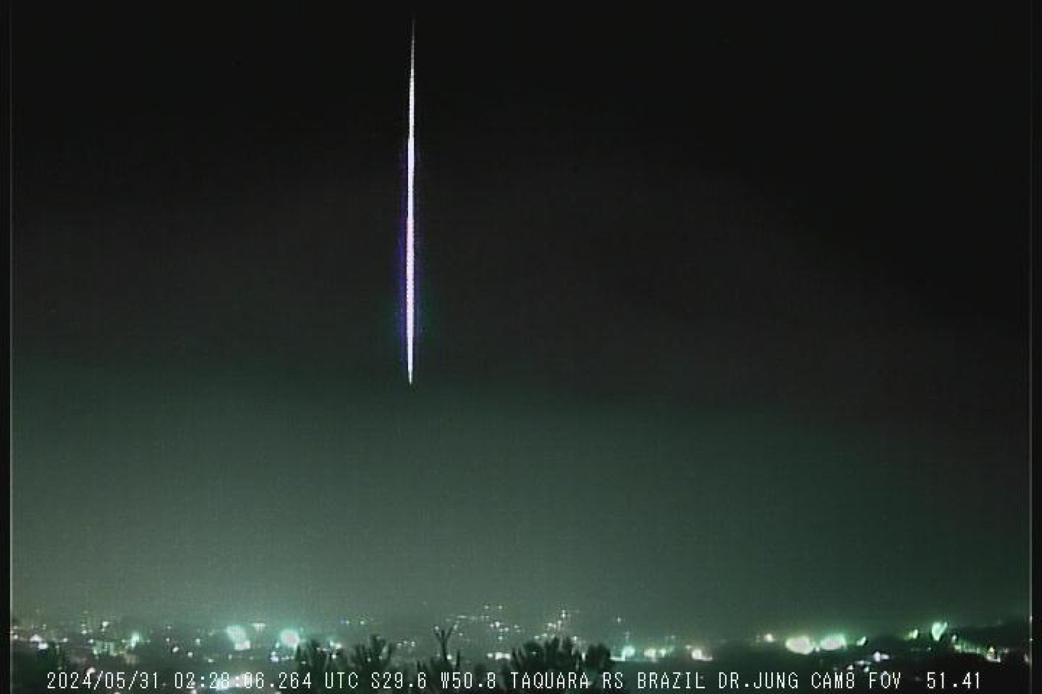 VÍDEO: Queda vertical de meteoro é flagrada no céu do Rio Grande do Sul