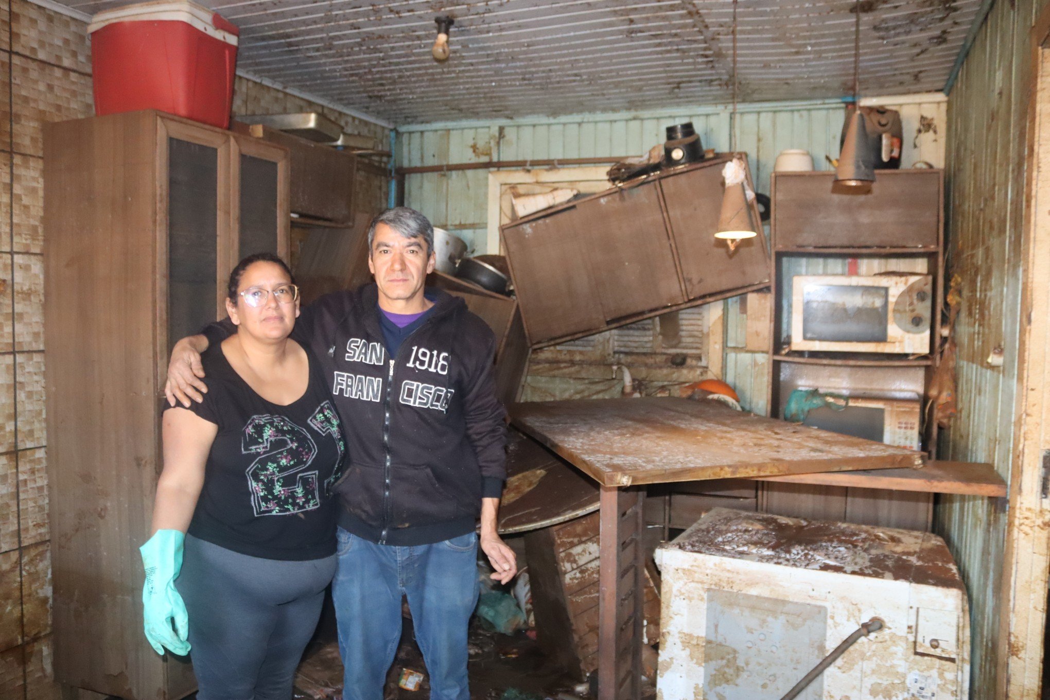 "É desesperador": Casal vê a casa pela primeira vez quase um mês após início da enchente