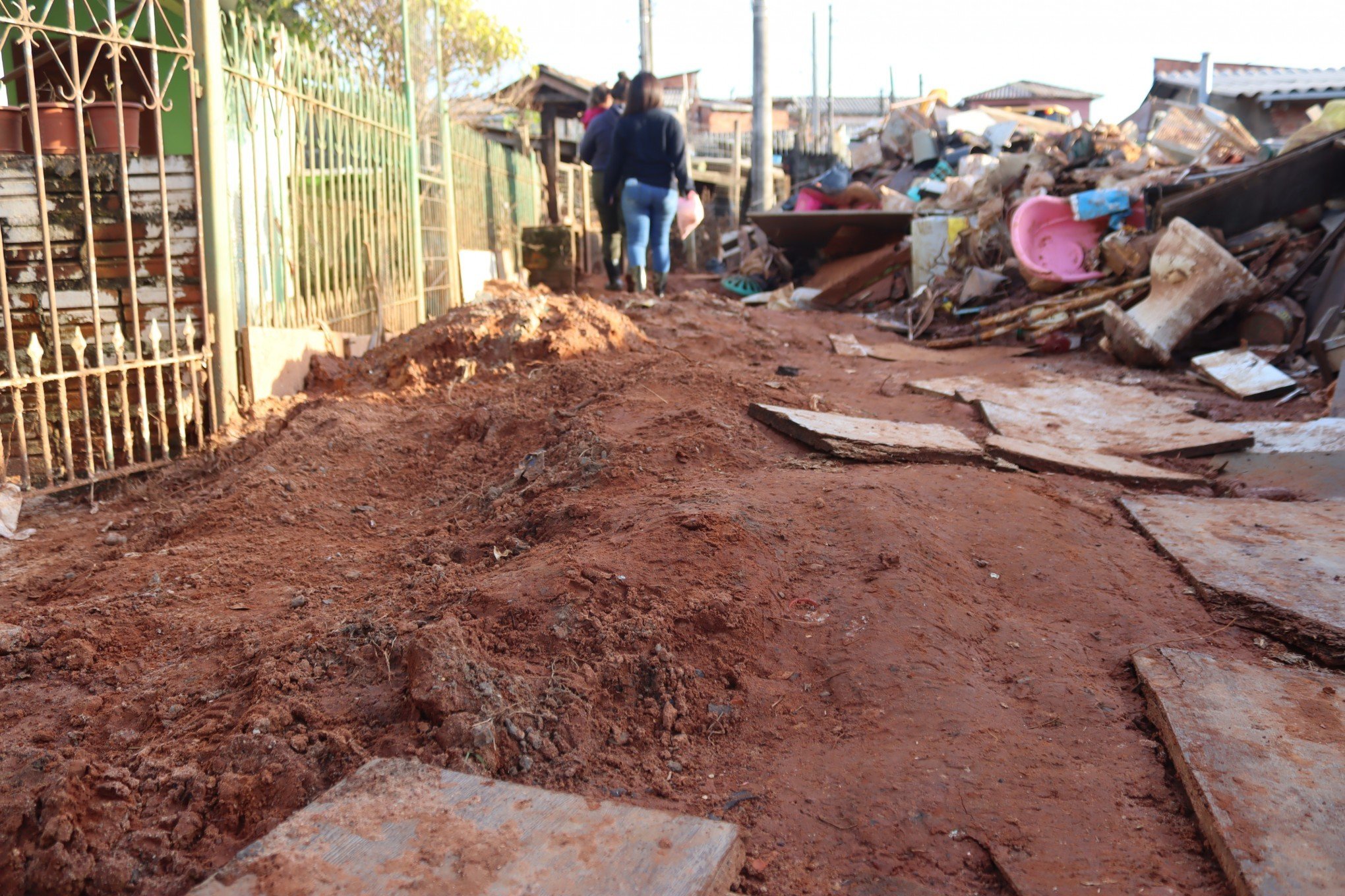 CATÁSTROFE NO RS: Além dos entulhos, lama também impede retorno dos moradores às suas casas