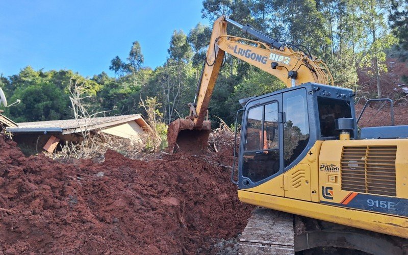 Em Três Coroas, casas e carros ainda estão soterrados 30 dias após a catástrofe climática que atingiu o Rio Grande do Sul