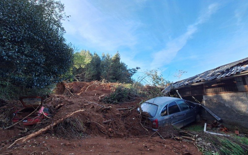 Em Três Coroas, casas e carros ainda estão soterrados 30 dias após a catástrofe climática que atingiu o Rio Grande do Sul