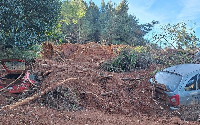 Em Três Coroas, casas e carros ainda estão soterrados 30 dias após a catástrofe climática que atingiu o Rio Grande do Sul