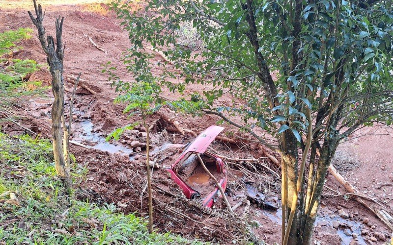 Em Três Coroas, casas e carros ainda estão soterrados 30 dias após a catástrofe climática que atingiu o Rio Grande do Sul