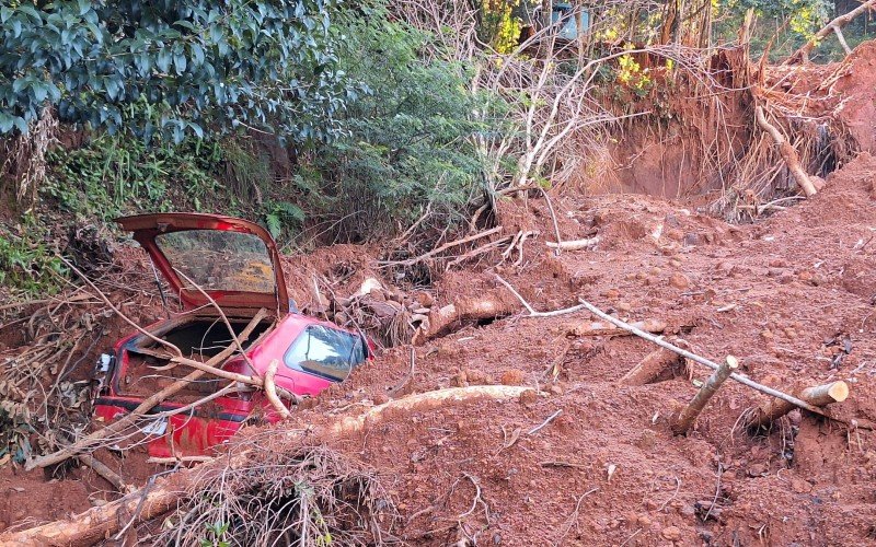 Em Três Coroas, casas e carros ainda estão soterrados