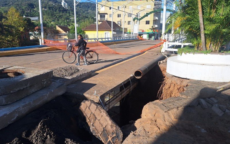 Em Igrejinha, prefeitura tem grande desafio de reconstruir o entorno do Rio Paranhana, sendo que a principal missão é recuperar a ponte Edmundo Kichler que corre o risco de ruir 