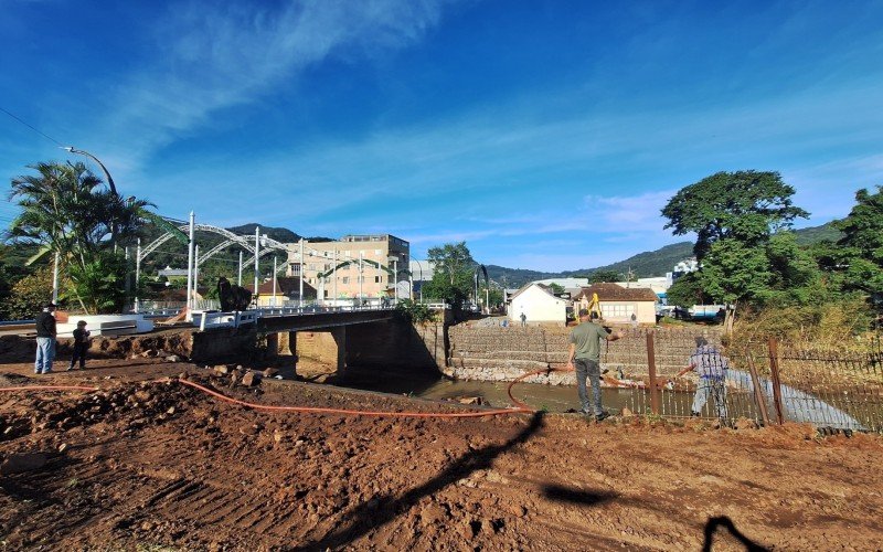 Em Igrejinha, prefeitura tem grande desafio de reconstruir o entorno do Rio Paranhana, sendo que a principal missão é recuperar a ponte Edmundo Kichler que corre o risco de ruir 