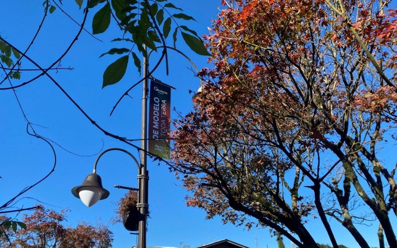 Banners em homenagem ao Rio Grande do Sul foram colocados em Gramado