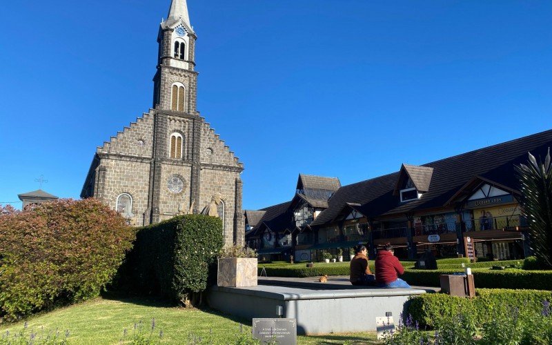 Centro de Gramado com presença do sol e céu azul