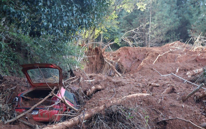 Em Três Coroas, casas e carros ainda estão soterrados 30 dias após a catástrofe climática que atingiu o Rio Grande do Sul