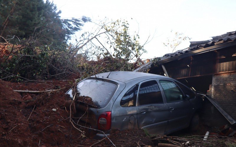 Em Três Coroas, casas e carros ainda estão soterrados 30 dias após a catástrofe climática que atingiu o Rio Grande do Sul