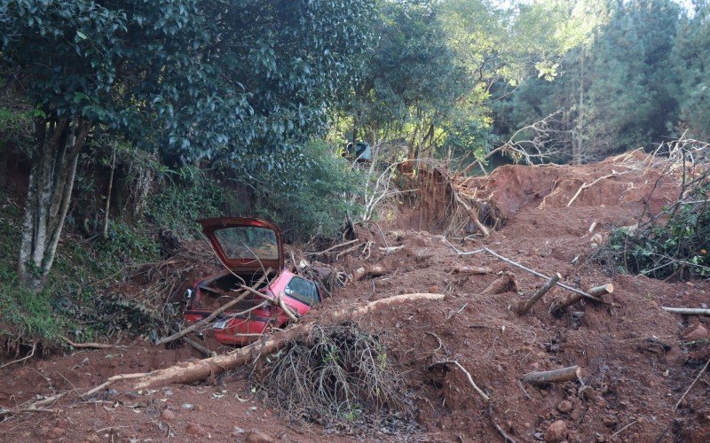 Em Três Coroas, casas e carros ainda estão soterrados 30 dias após a catástrofe climática que atingiu o Rio Grande do Sul