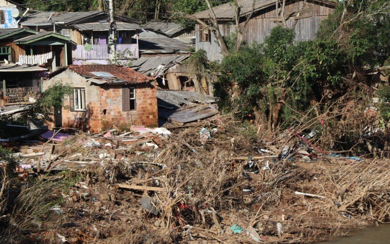 Em Três Coroas, casas e carros ainda estão soterrados 30 dias após a catástrofe climática que atingiu o Rio Grande do Sul