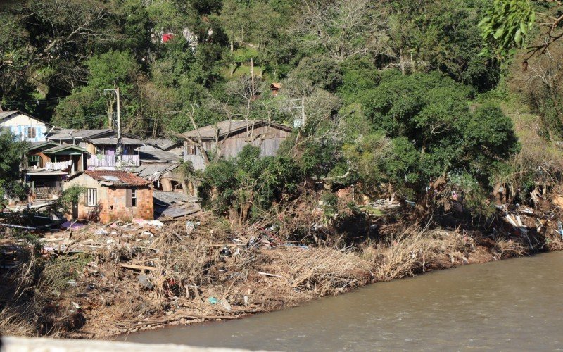 Em Três Coroas, casas e carros ainda estão soterrados 30 dias após a catástrofe climática que atingiu o Rio Grande do Sul